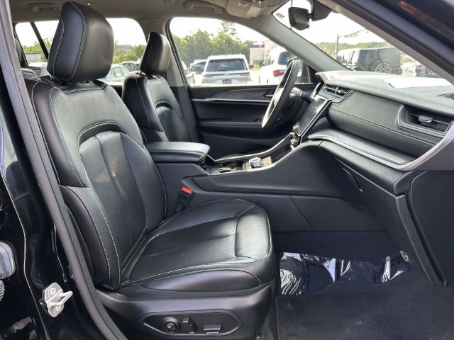 Used 2023 Jeep Grand Cherokee L Limited w/ Black Appearance Package AWD/4WD image 11