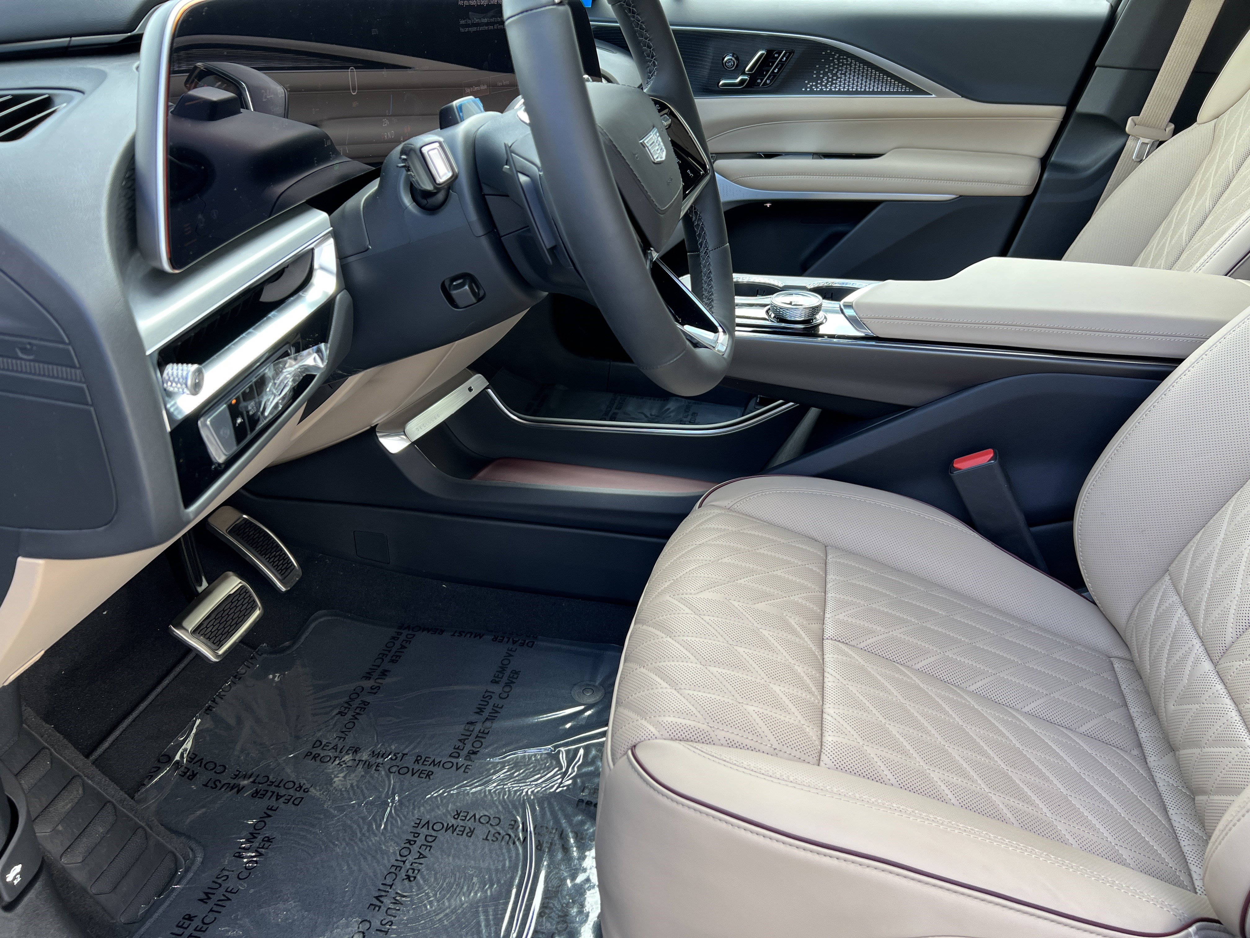 New 2026 Cadillac Lyriq Signature Luxury AWD/4WD image 15
