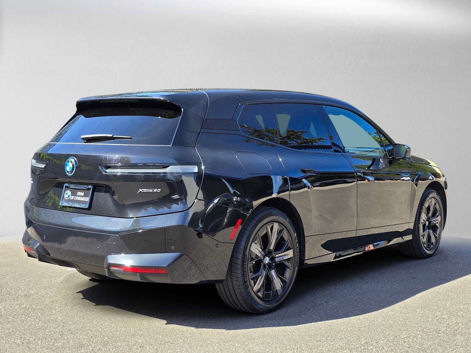 Used 2024 BMW iX xDrive50 w/ Premium Package AWD/4WD image 3