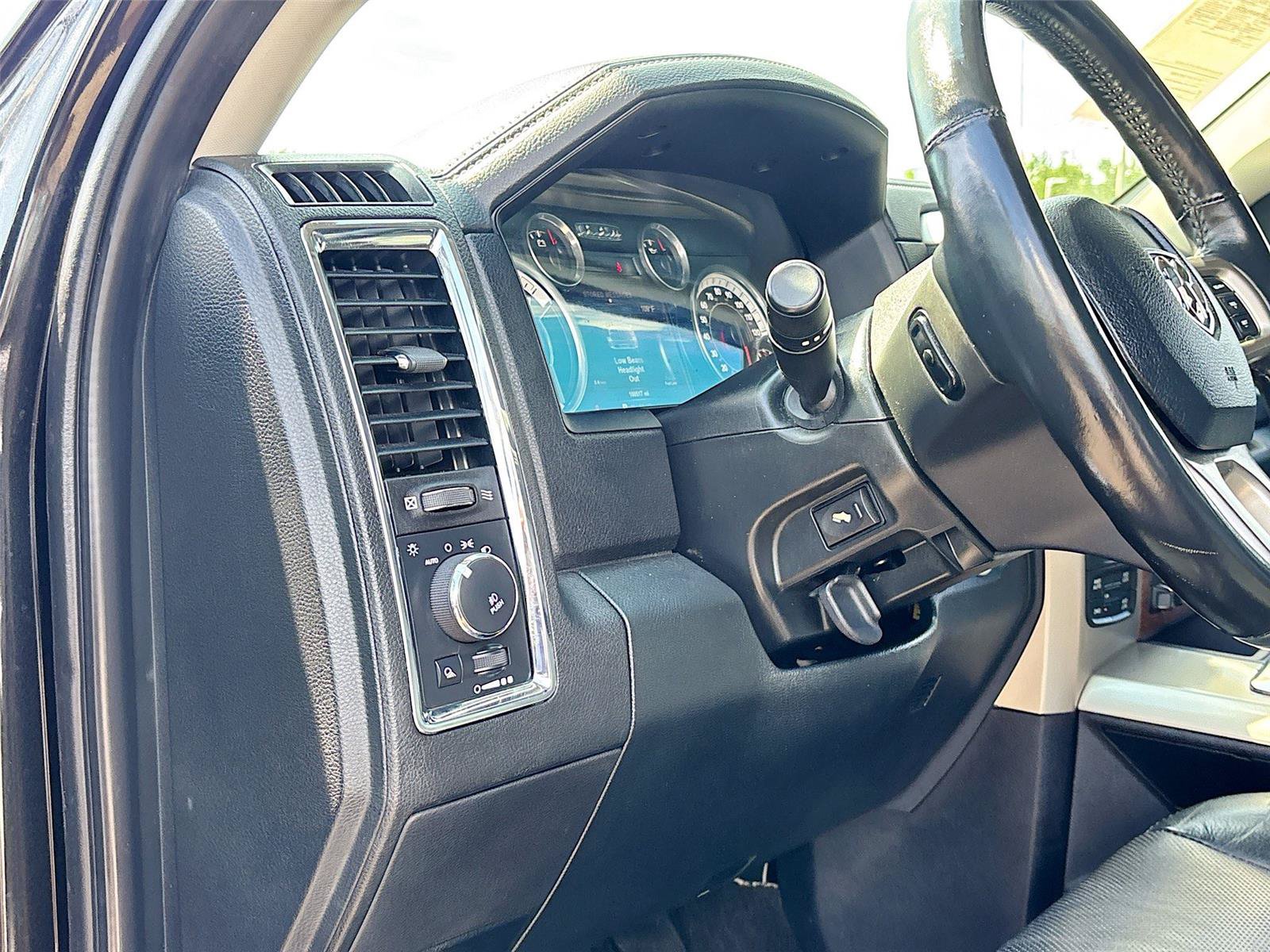 Used 2015 RAM 1500 Laramie w/ Convenience Group AWD/4WD image 10