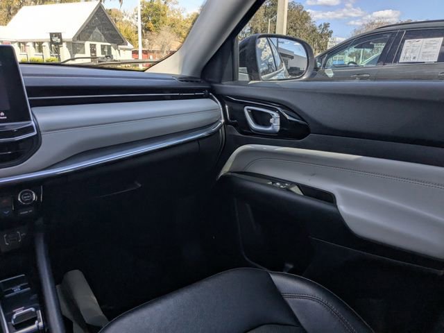 Used 2022 Jeep Compass Limited w/ Sun and Sound Group image 17