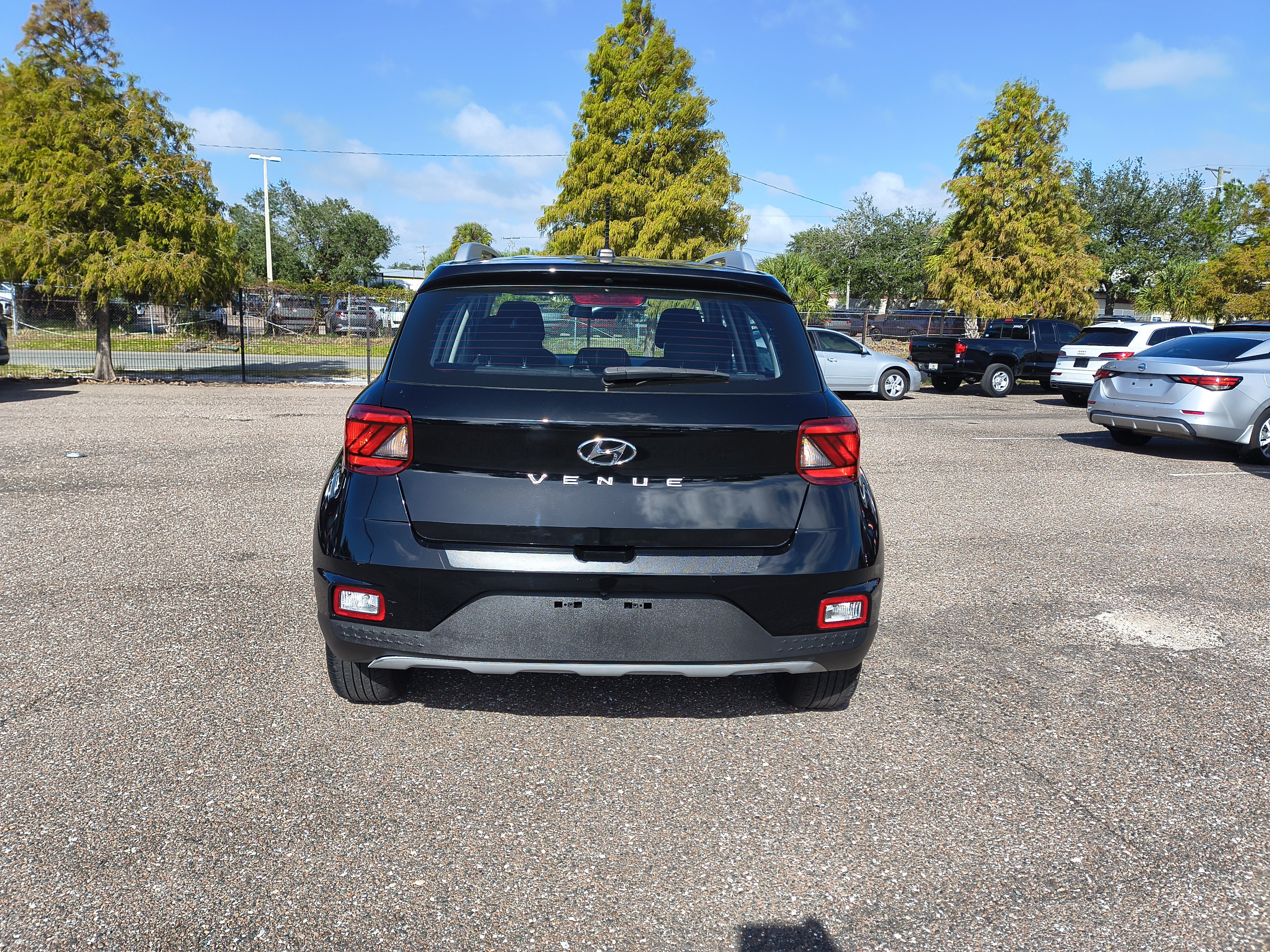 Used 2024 Hyundai Venue SEL FWD image 5