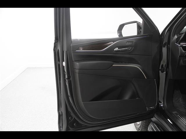 Used 2023 Cadillac Escalade Premium Luxury Platinum w/ Heavy-Duty Trailer Package AWD/4WD image 4