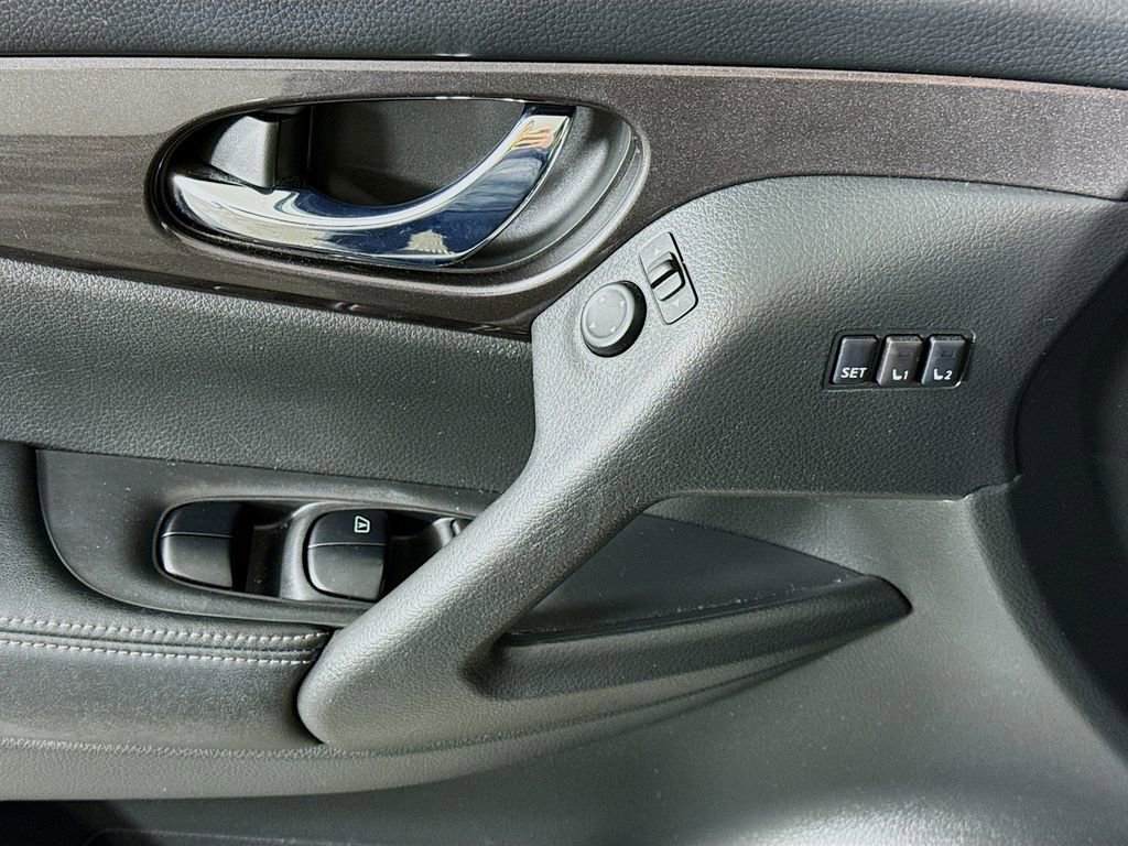 Used 2018 Nissan Rogue SV w/ Sun & Sound Touring Package image 24