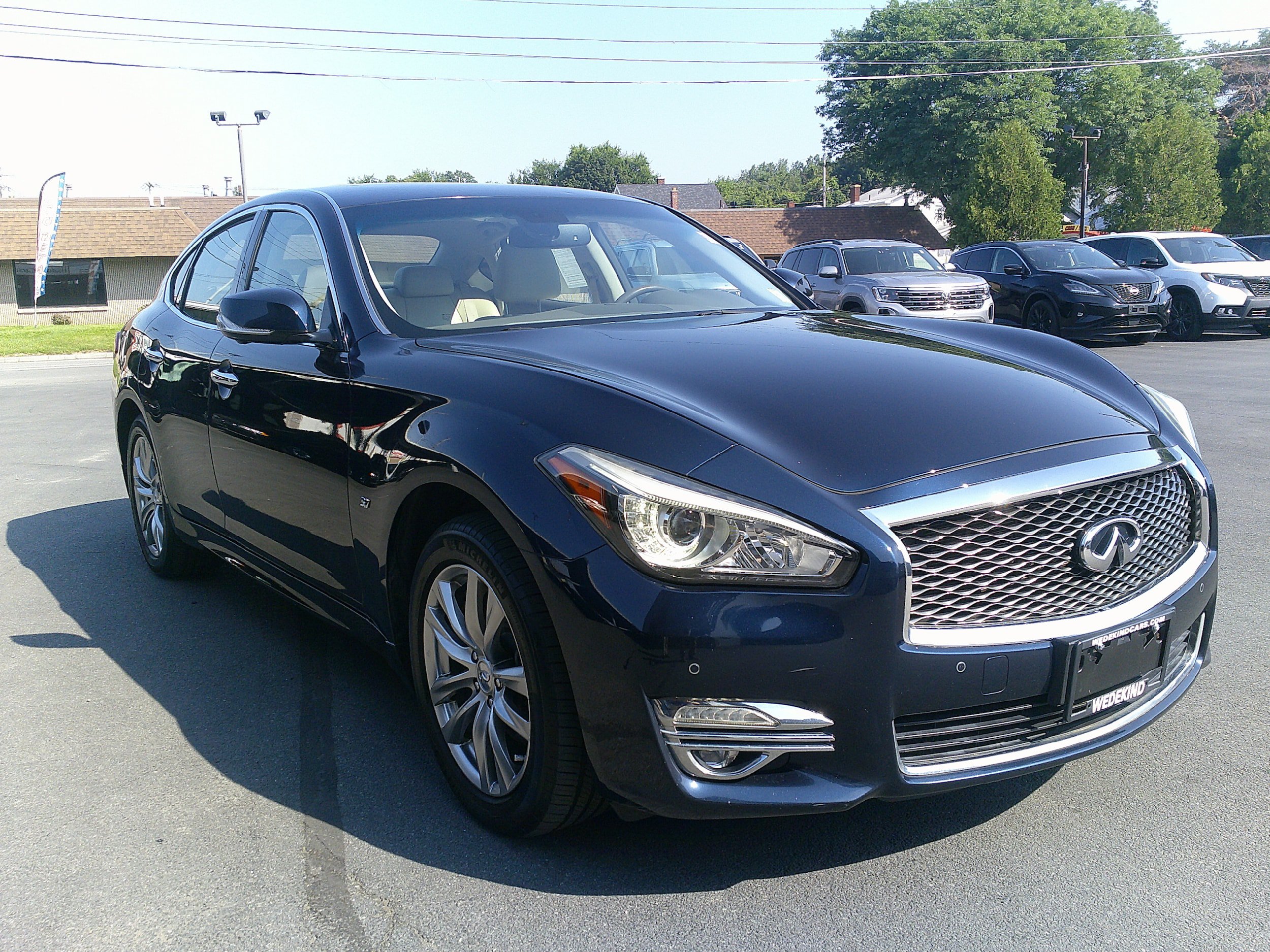 Used 2018 INFINITI Q70 Luxe w/ Cargo Package AWD/4WD image 8
