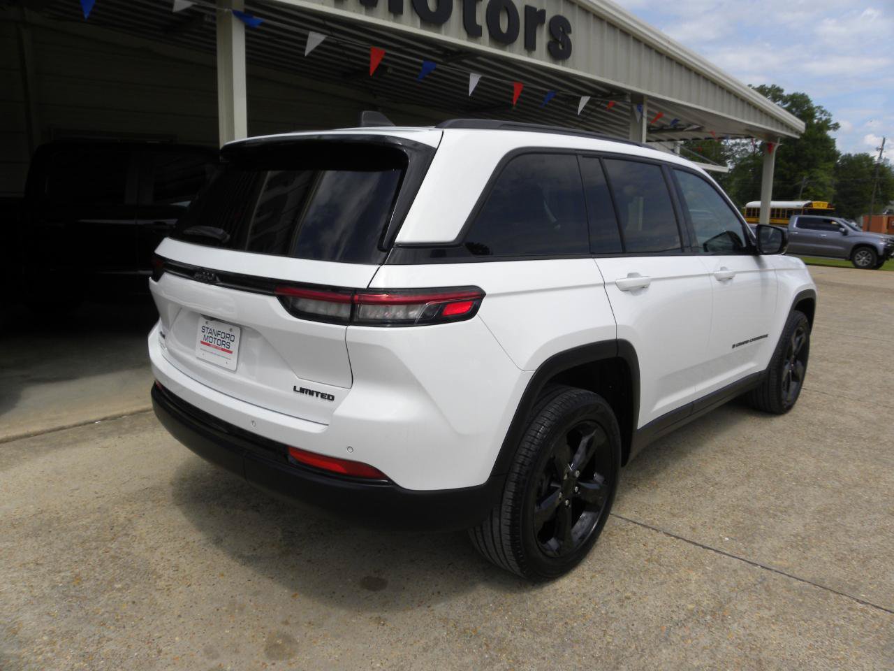 Used 2023 Jeep Grand Cherokee Limited w/ Black Appearance Package AWD/4WD image 6