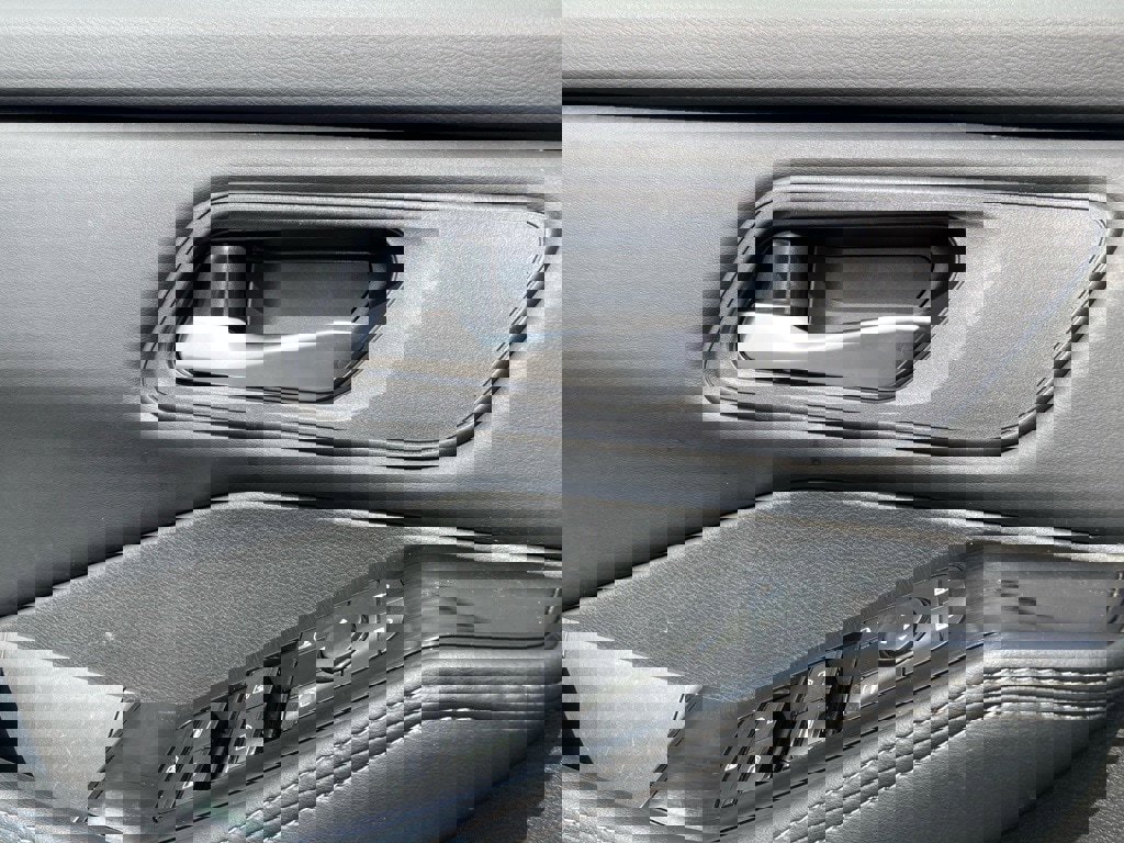 Used 2024 Nissan Rogue SV image 11