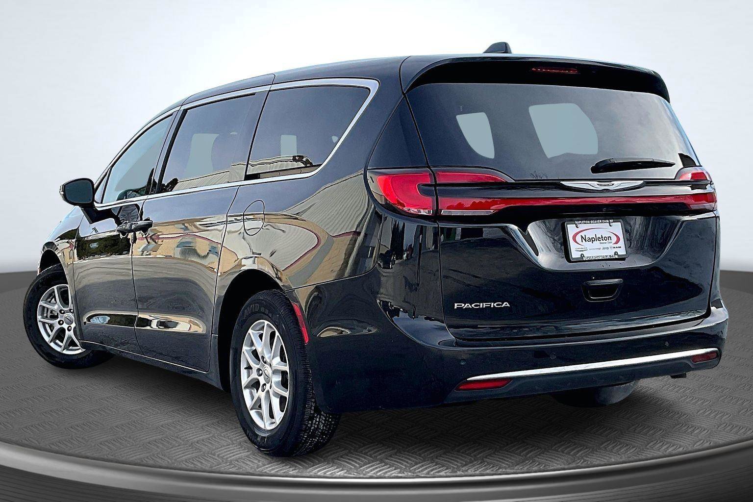 Used 2023 Chrysler Pacifica Touring-L image 13