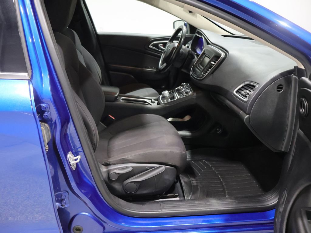 Used 2015 Chrysler 200 Limited w/ Convenience Group image 4