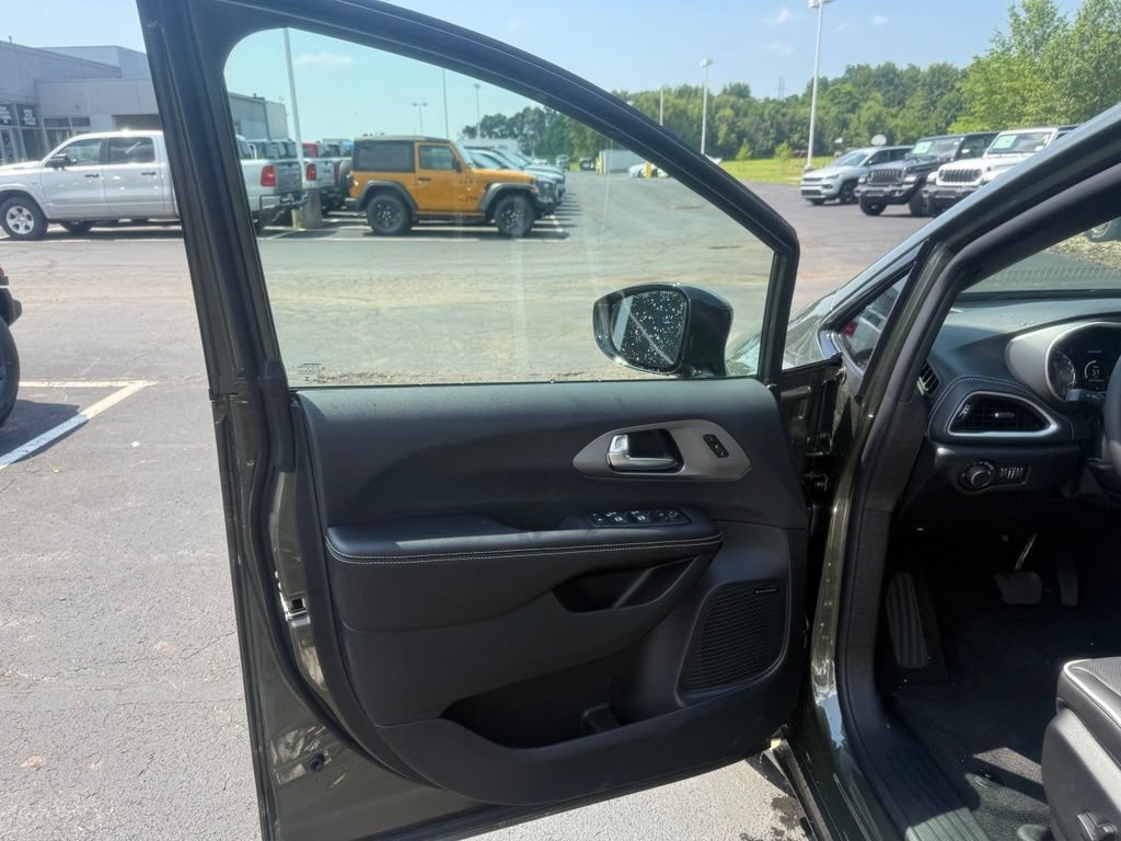 New 2027 Chrysler Pacifica Limited FWD image 11