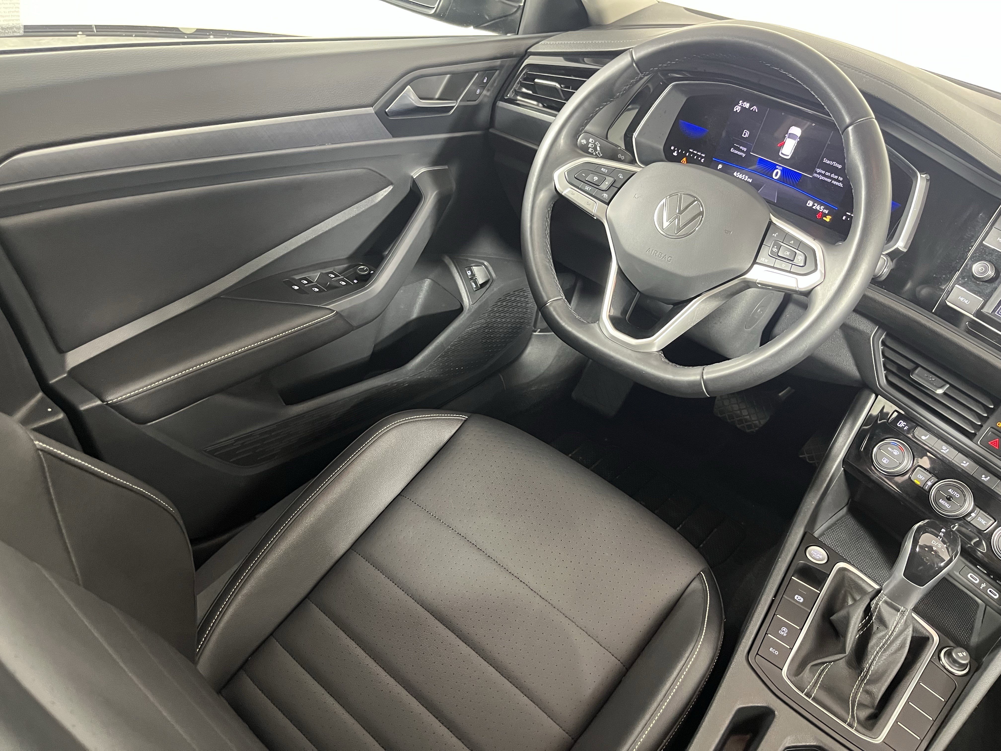 Certified 2023 Volkswagen Jetta SE w/ Panoramic Sunroof Package image 9