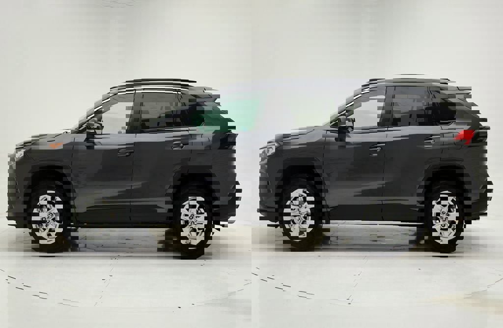 Used 2021 Toyota RAV4 XLE w/ Convenience Package image 5