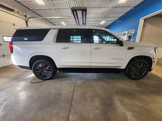 Used 2025 GMC Yukon XL Denali w/ Advanced Technology Package image 5