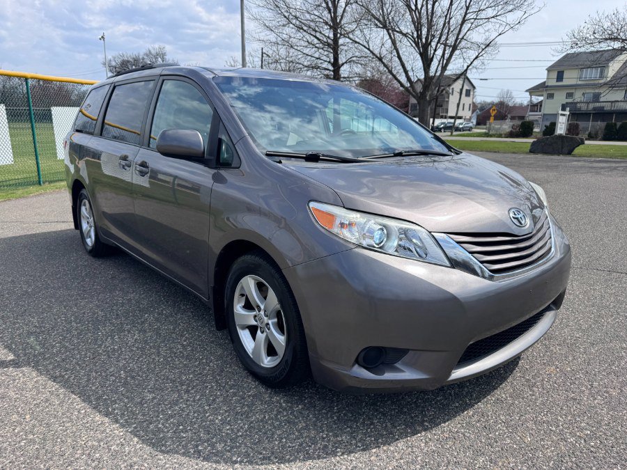 Used 2016 Toyota Sienna LE image 1