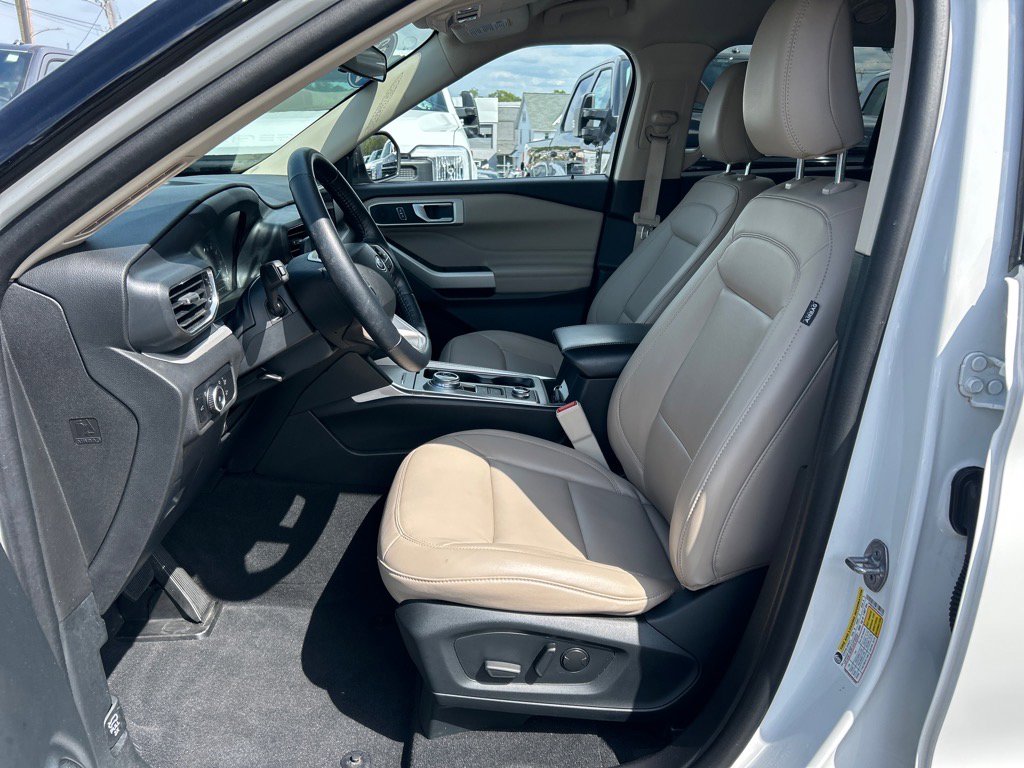 Used 2023 Ford Explorer XLT w/ Equipment Group 202A image 8