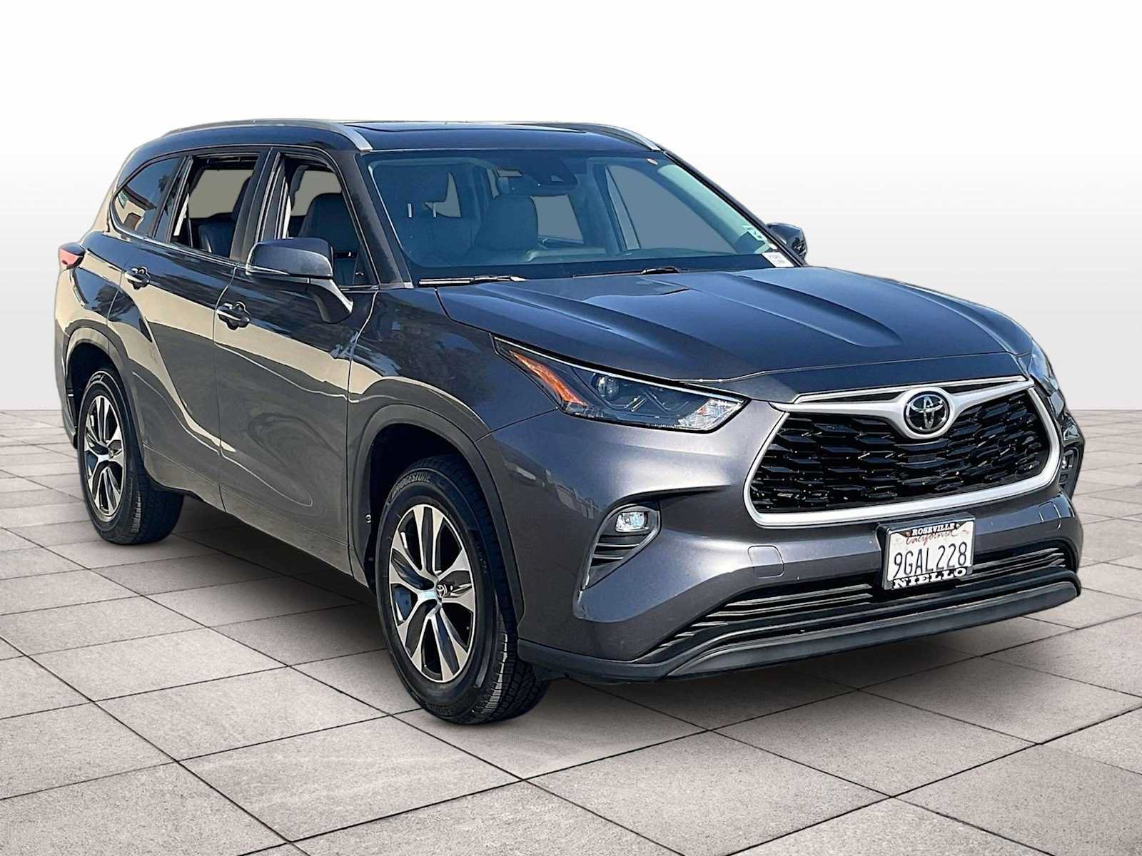 Used 2023 Toyota Highlander XLE FWD image 2