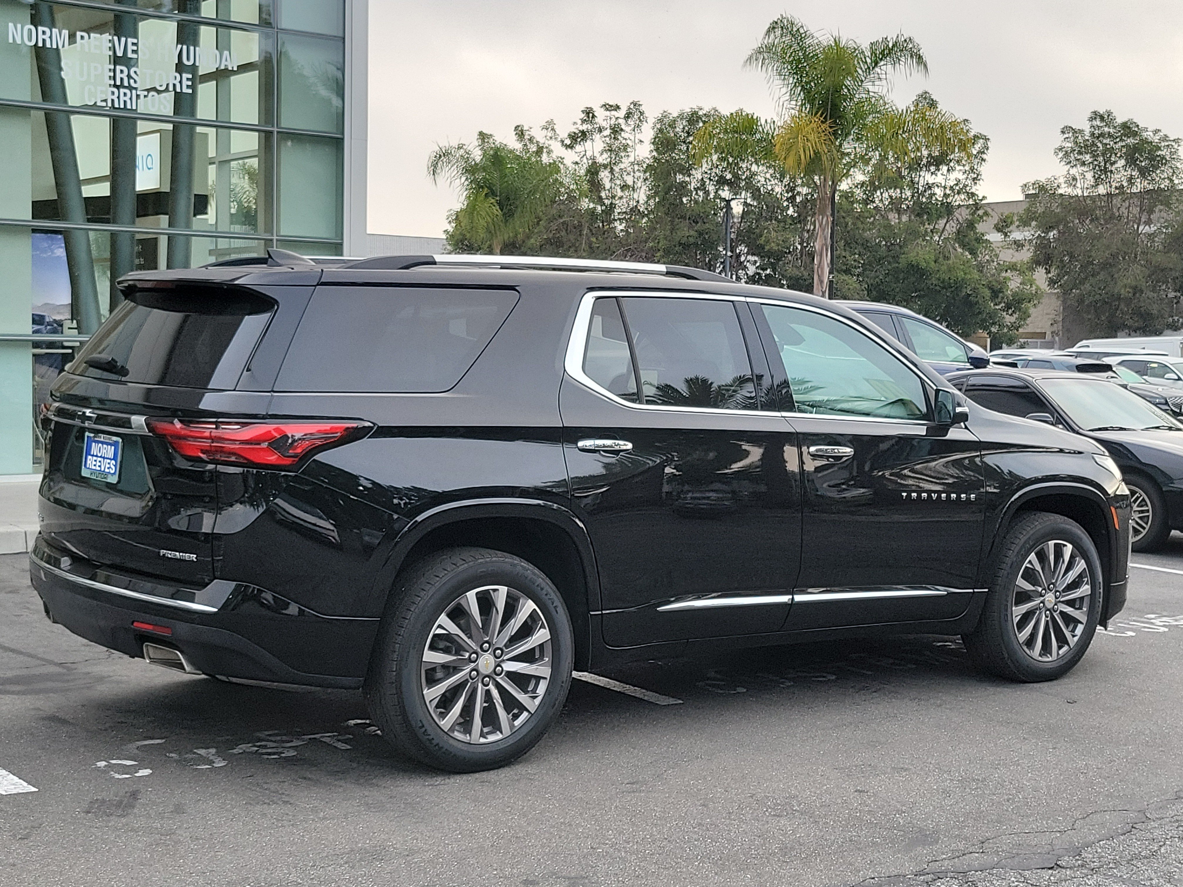Used 2023 Chevrolet Traverse Premier FWD image 2