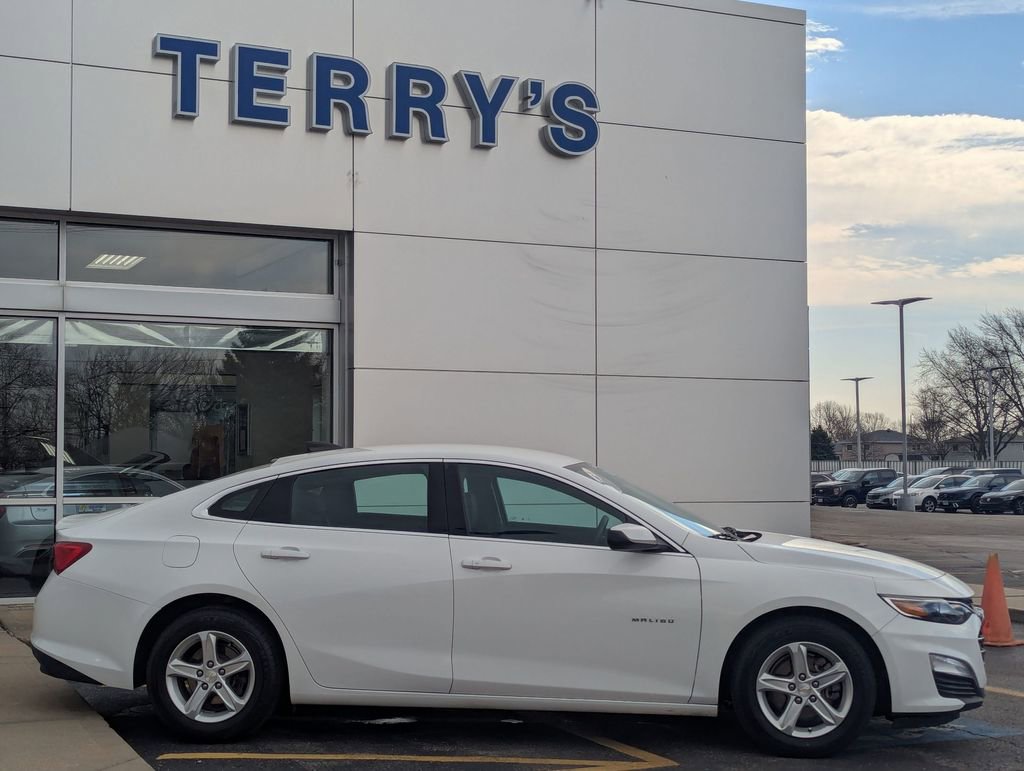 Used 2022 Chevrolet Malibu LS w/ Driver Confidence Package II FWD image 2