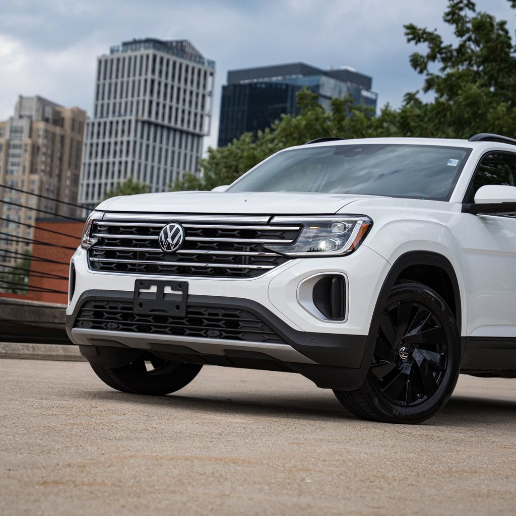 Certified 2024 Volkswagen Atlas SE w/ Panoramic Sunroof Package AWD/4WD image 2