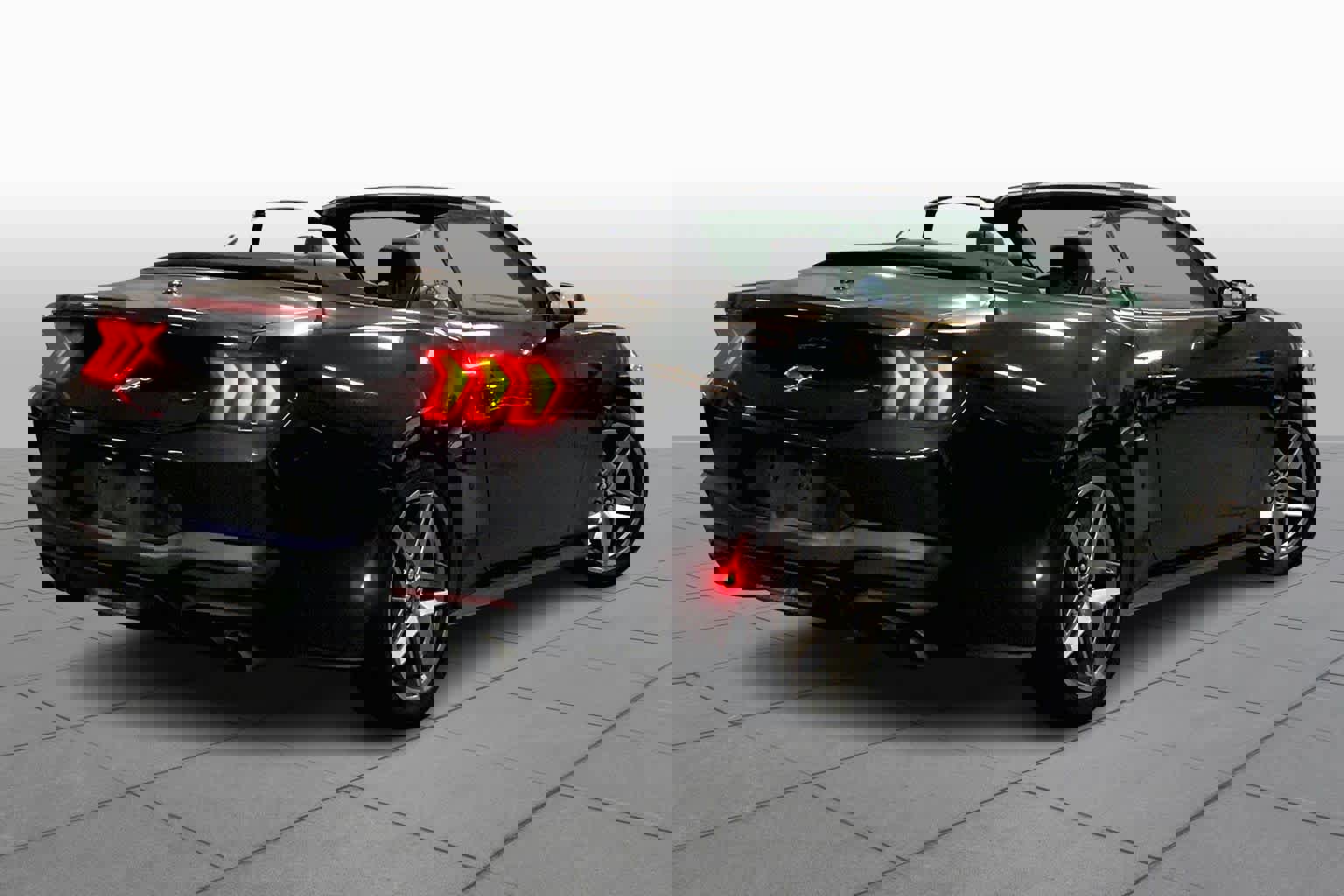 Used 2024 Ford Mustang Convertible image 12