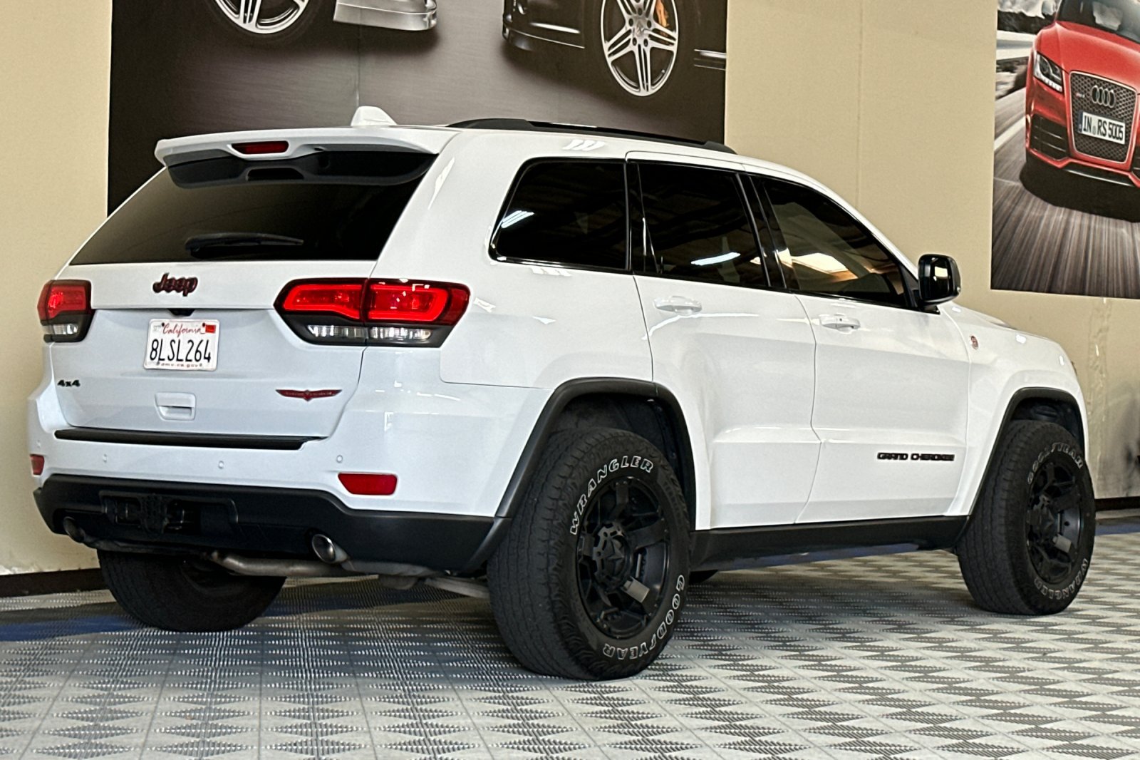 Used 2019 Jeep Grand Cherokee Trailhawk w/ Trailhawk Luxury Group AWD/4WD image 4