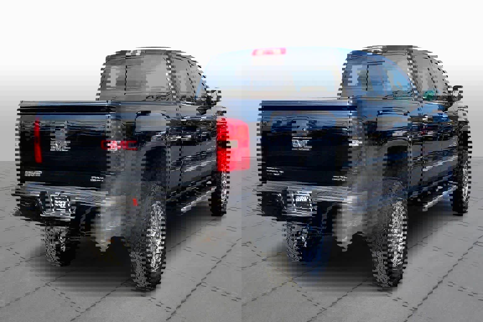 Used 2015 GMC Sierra 2500 Denali w/ Suspension Package, Off-Road image 13