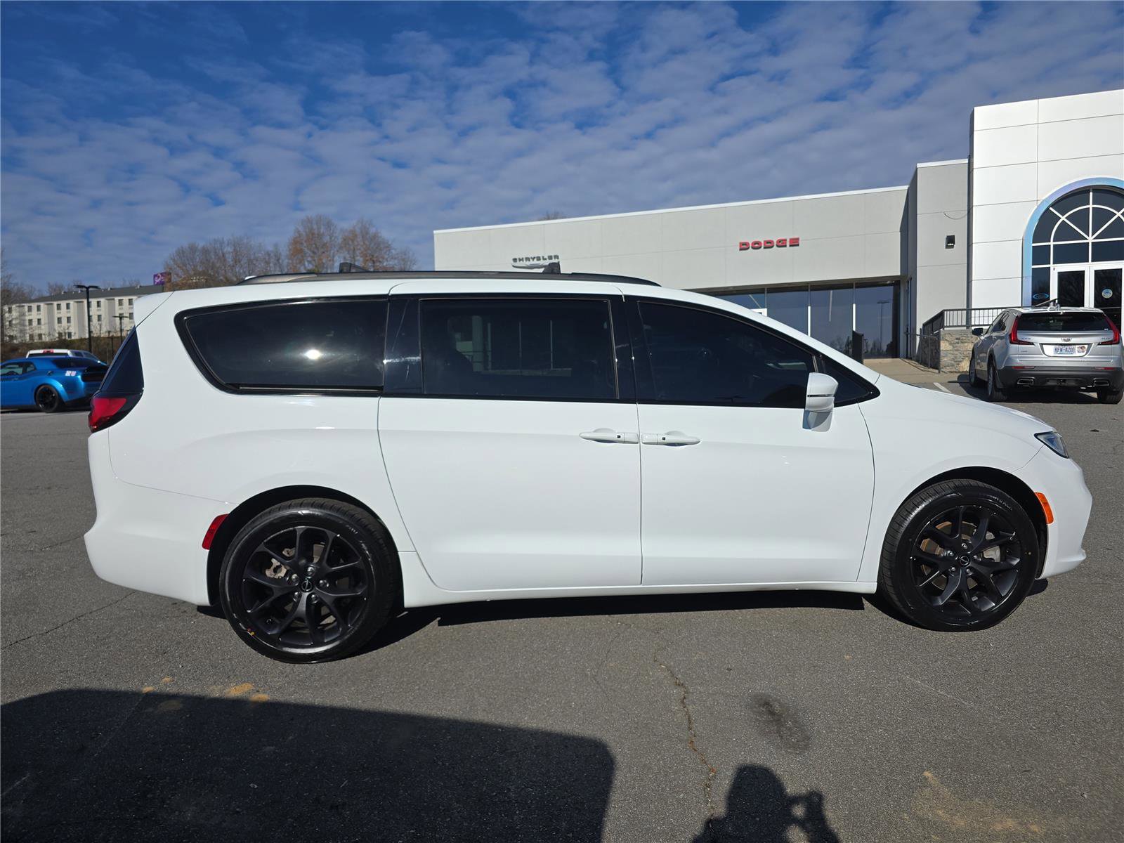 Used 2022 Chrysler Pacifica Touring-L w/ S Appearance Package image 2
