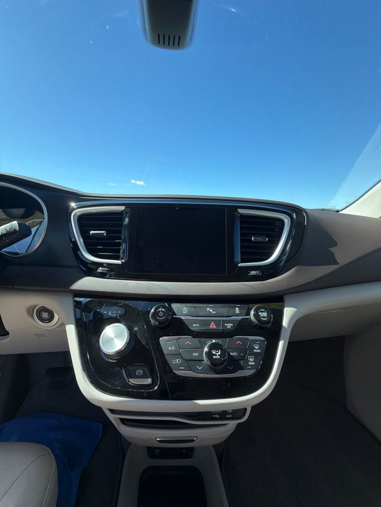 Used 2020 Chrysler Pacifica Touring-L FWD image 13