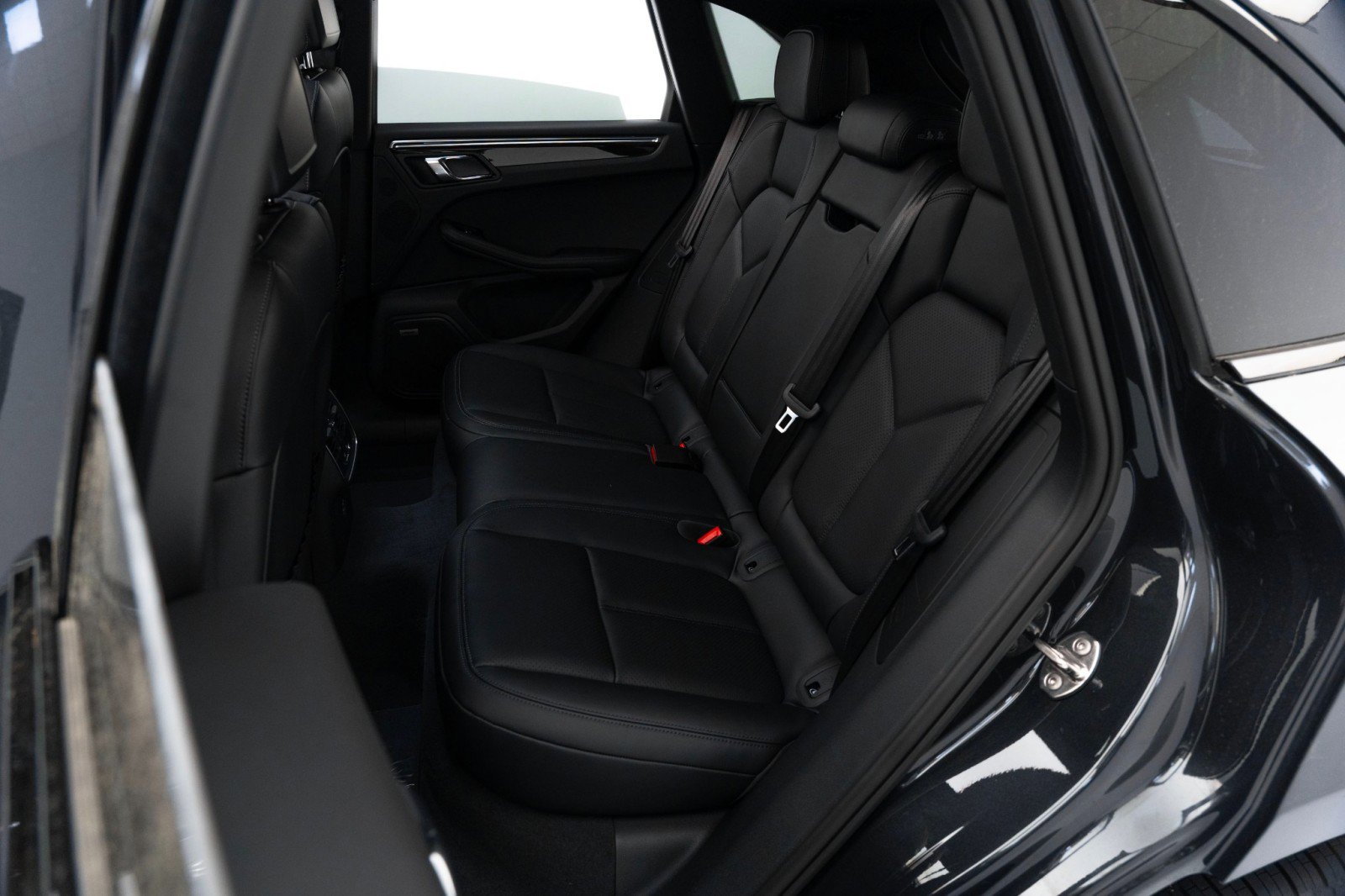 Certified 2025 Porsche Macan image 28