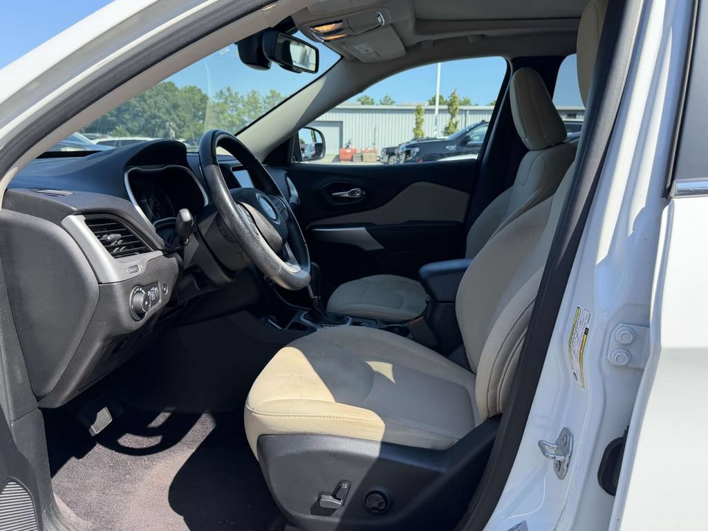 Used 2017 Jeep Cherokee Latitude w/ Comfort/Convenience Group FWD image 5