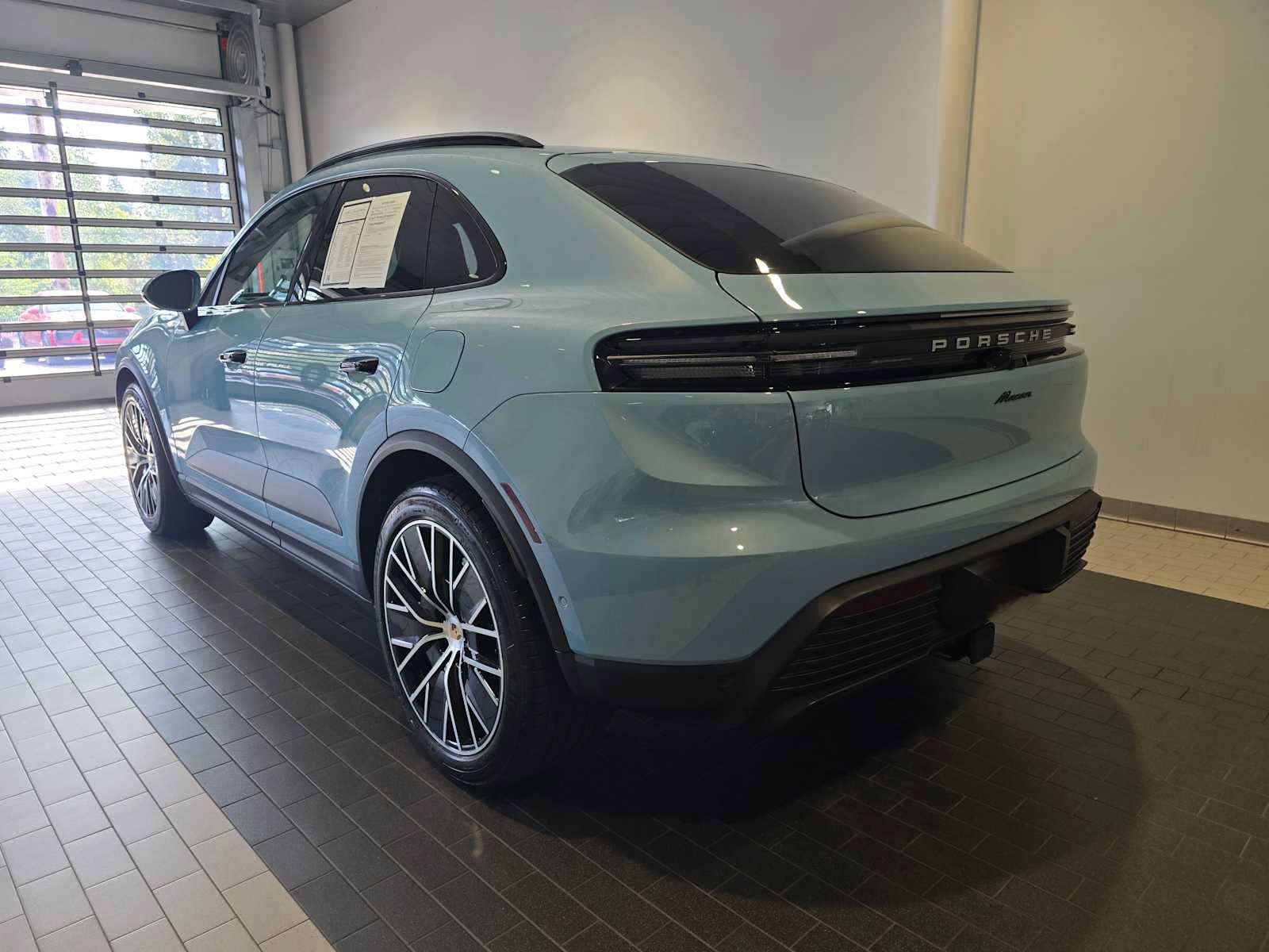 Used 2025 Porsche Macan Electric RWD image 3