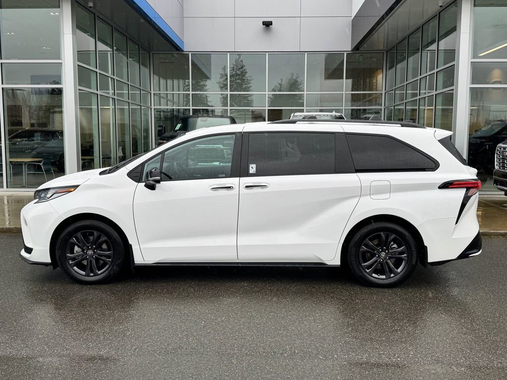 Used 2025 Toyota Sienna XSE w/ XSE Premium Package image 2