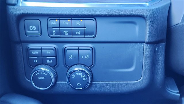 Used 2025 Chevrolet Suburban LT image 36