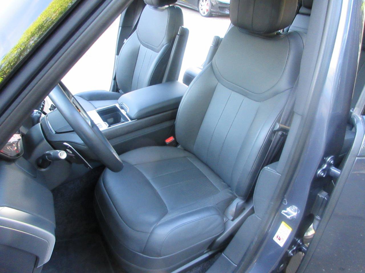 Used 2025 Land Rover Range Rover SE AWD/4WD image 9