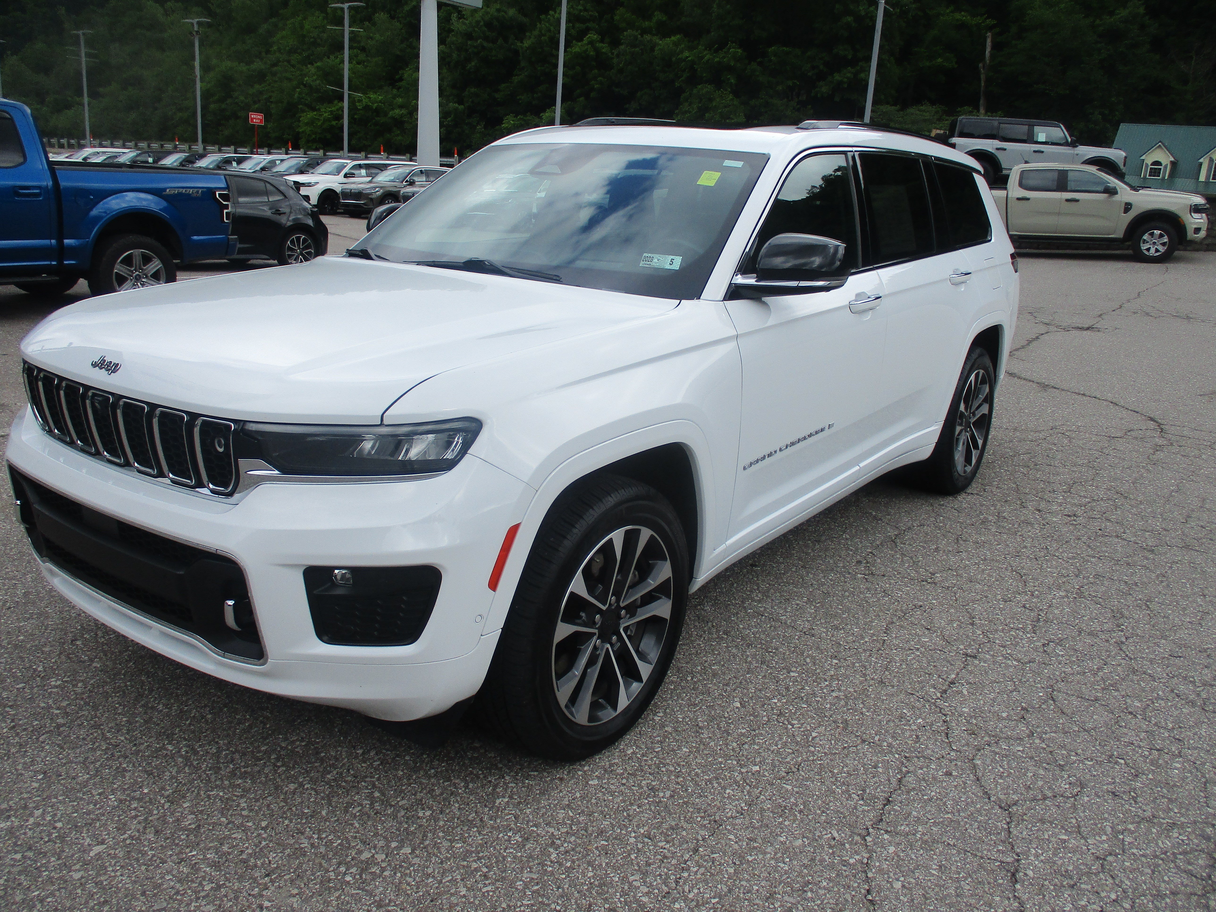 Used 2022 Jeep Grand Cherokee L Overland w/ Advanced Protech Group III AWD/4WD image 8