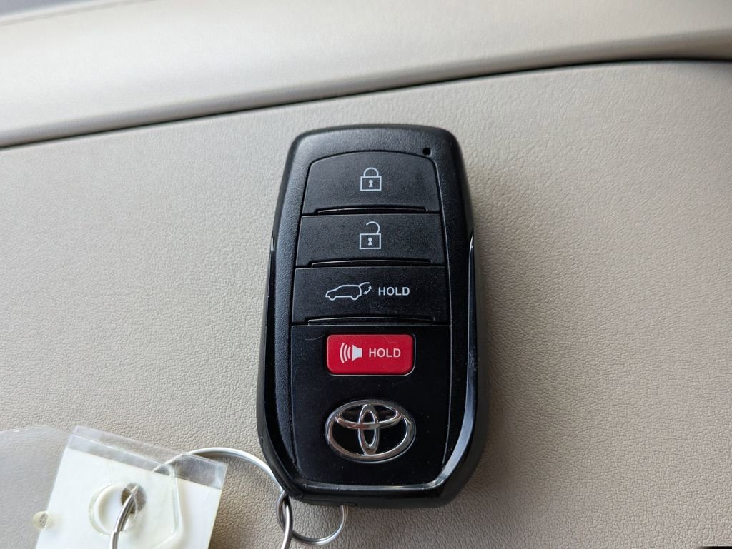 Used 2024 Toyota Highlander Platinum image 32