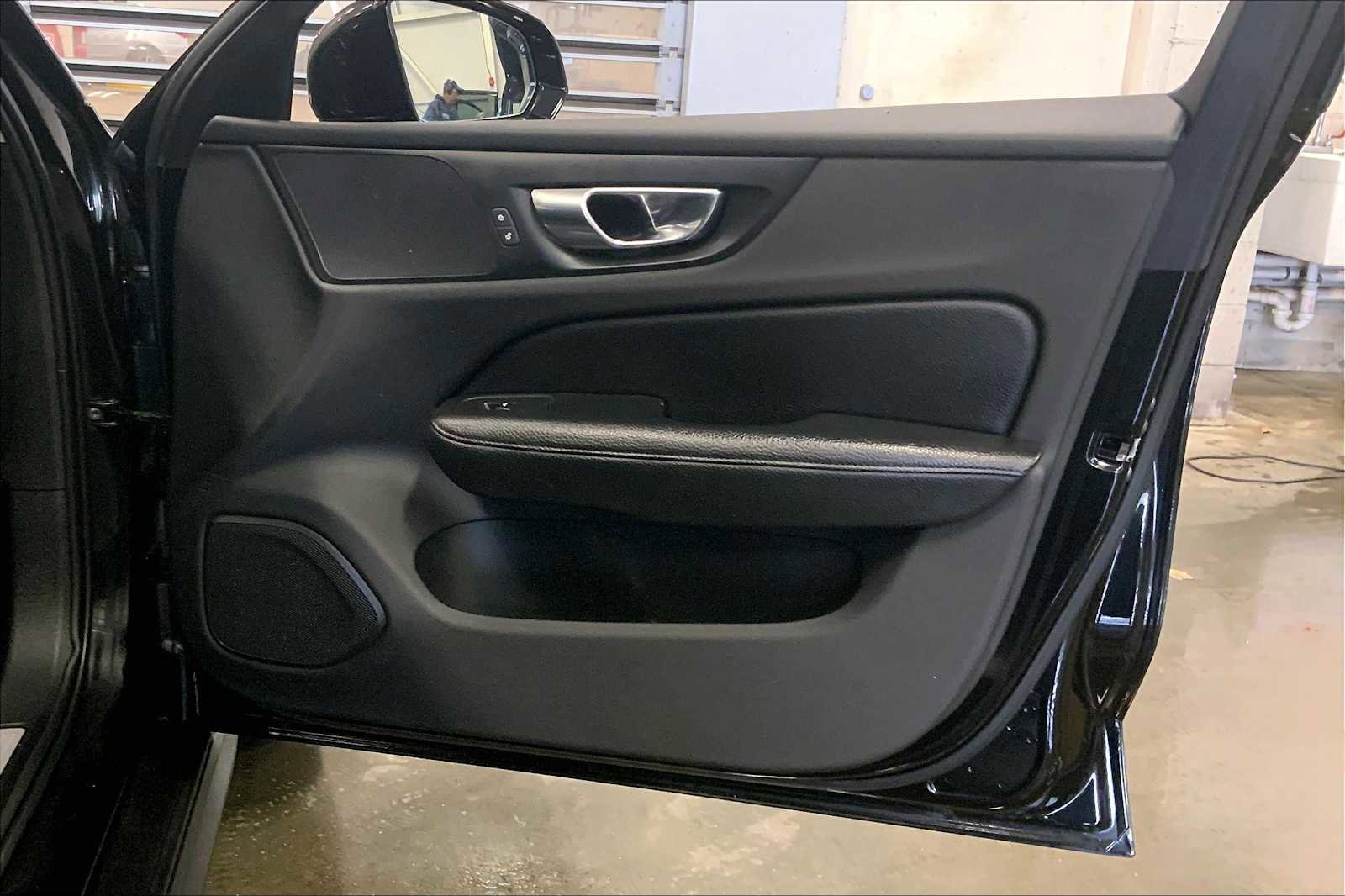 Used 2021 Volvo V60 T5 Cross Country image 22