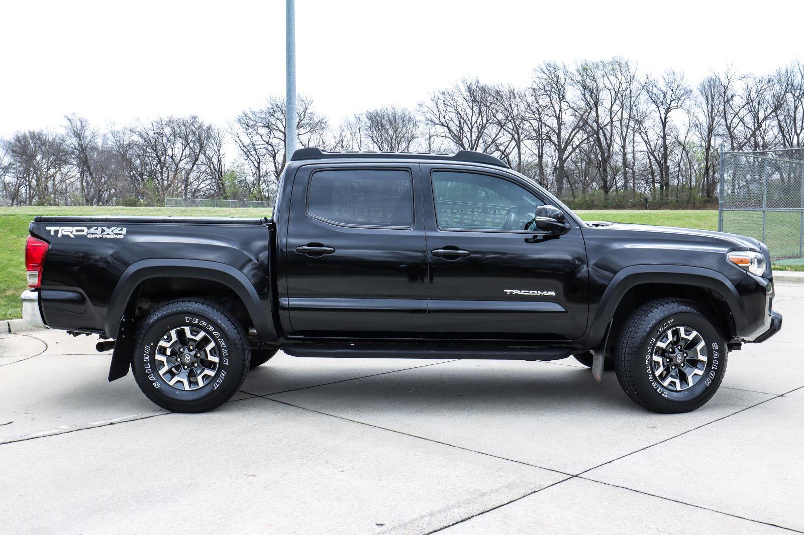 Used 2017 Toyota Tacoma TRD Off-Road w/ Tow Package (A/T) AWD/4WD image 5