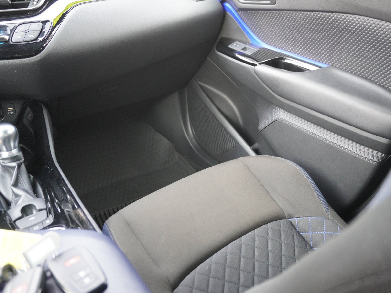 Used 2020 Toyota C-HR XLE FWD image 15