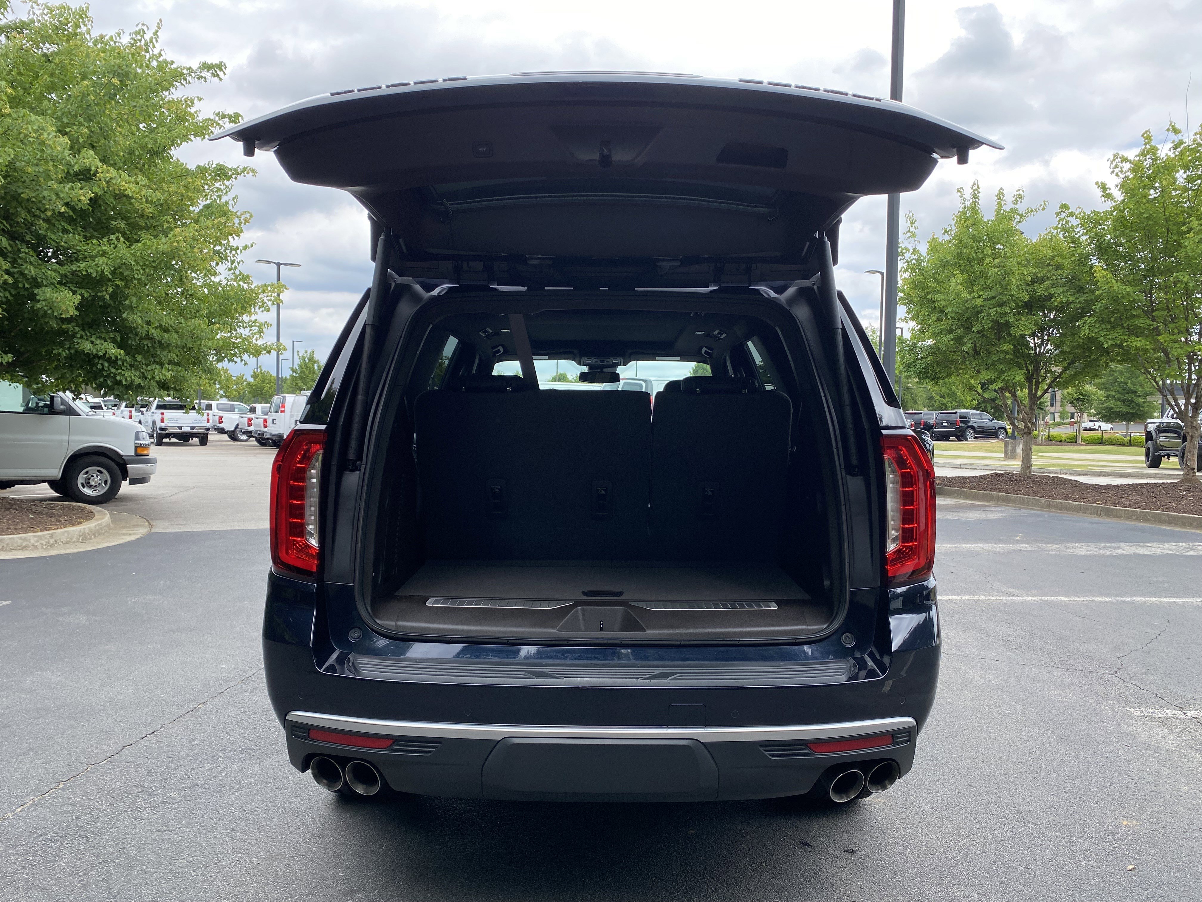 Used 2023 GMC Yukon Denali RWD image 11