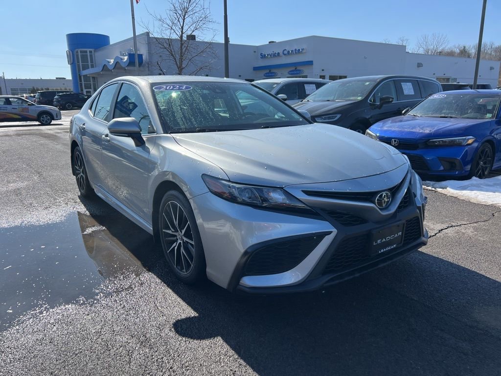 Used 2024 Toyota Camry SE w/ Cold Weather Package image 7