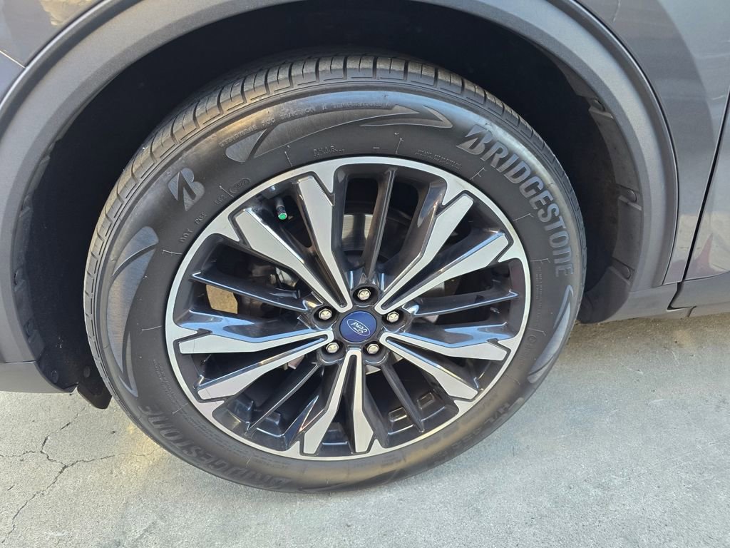 Used 2022 Ford Escape SE w/ SE Sport Appearance Package image 17