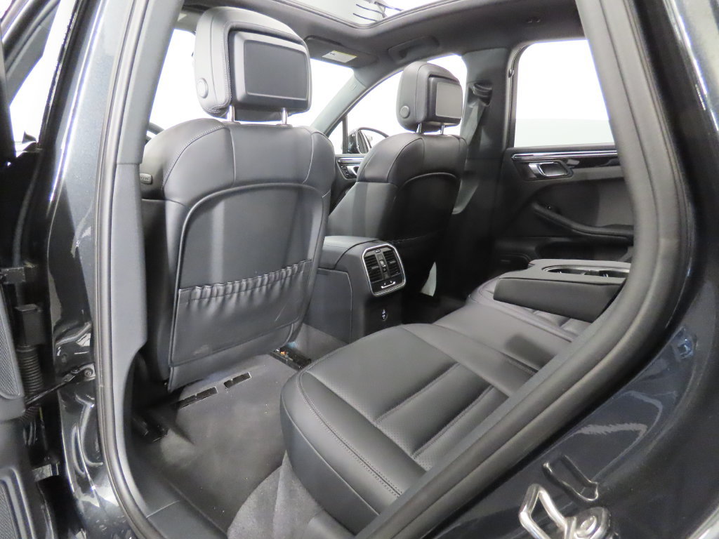 Certified 2025 Porsche Macan AWD/4WD image 45