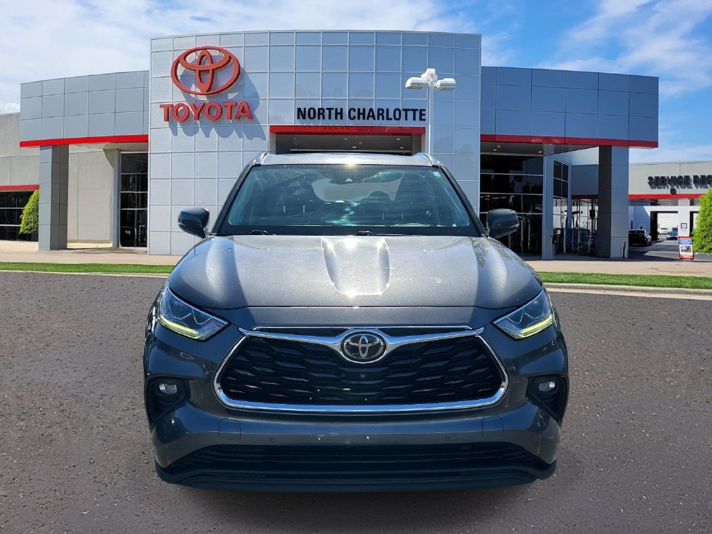 Used 2021 Toyota Highlander Limited FWD image 2