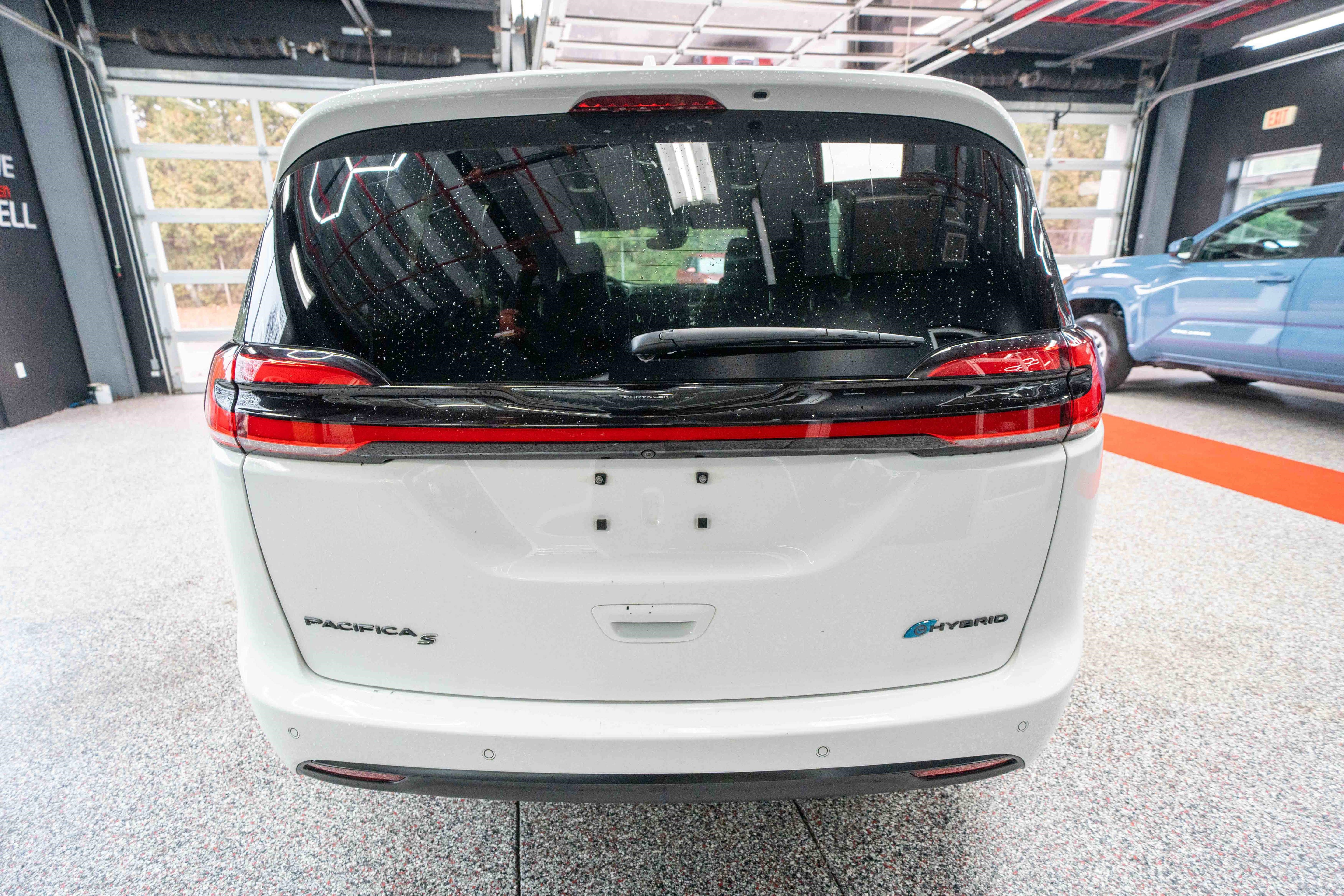 Used 2022 Chrysler Pacifica Touring-L w/ Uconnect Theater Family Group image 3