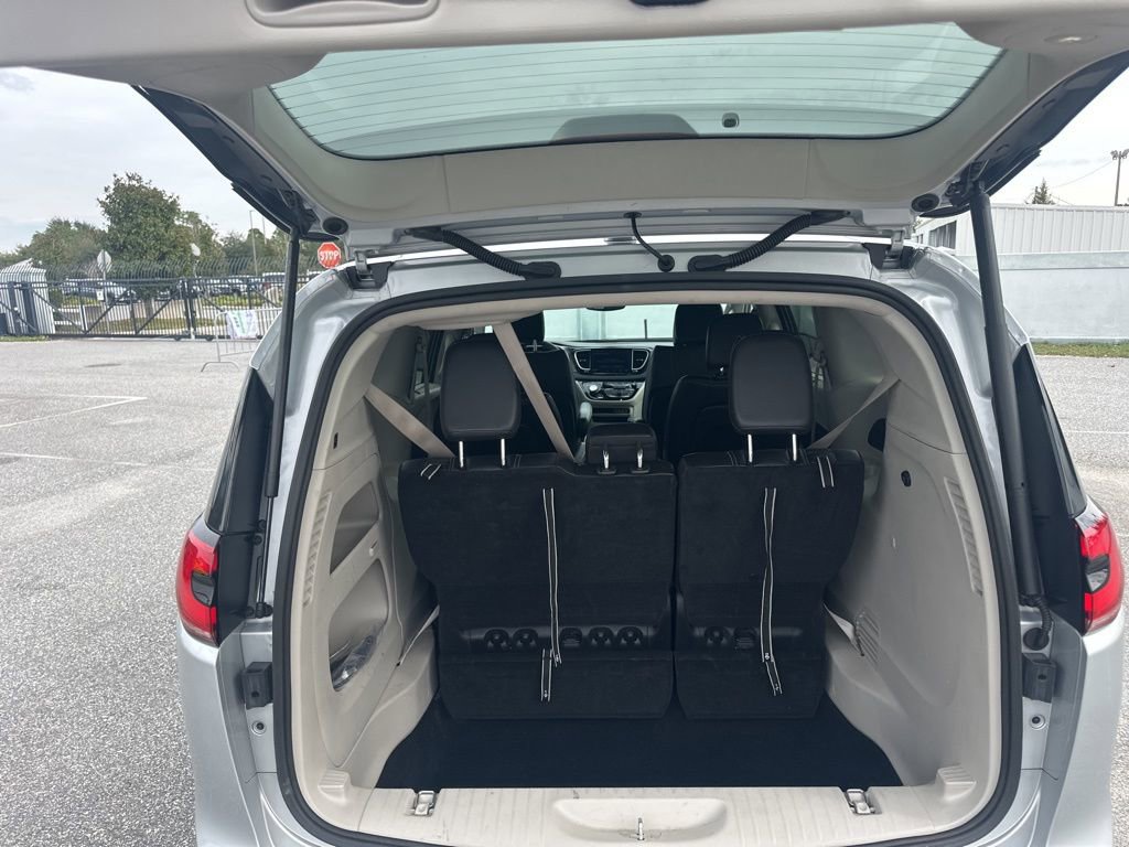 Used 2024 Chrysler Pacifica Touring-L image 11