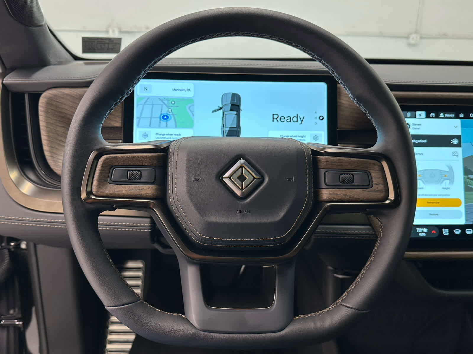 Used 2026 Rivian R1S Premium image 26