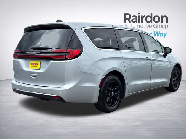 Used 2024 Chrysler Pacifica Touring-L FWD image 7
