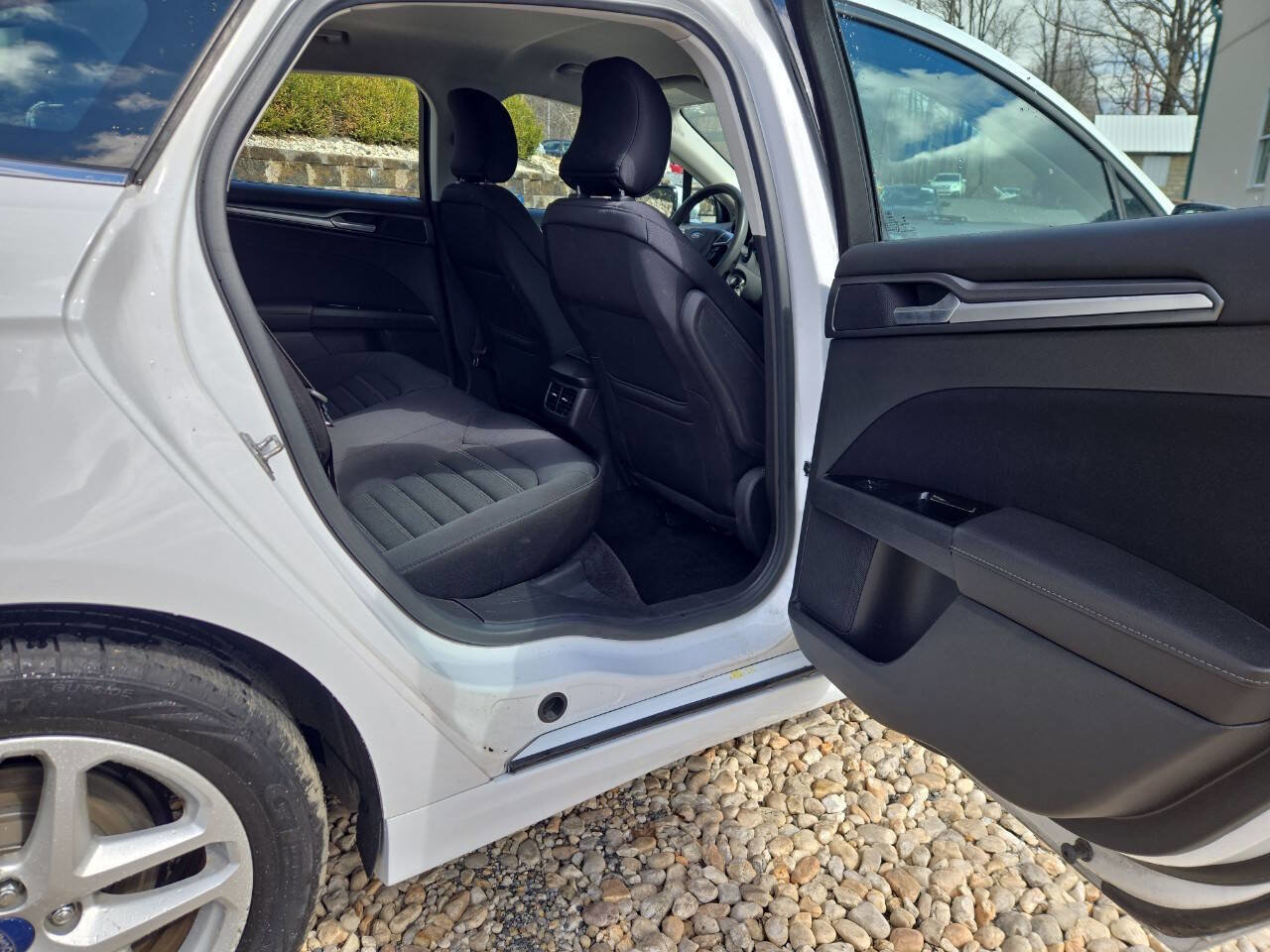 Used 2015 Ford Fusion SE image 19