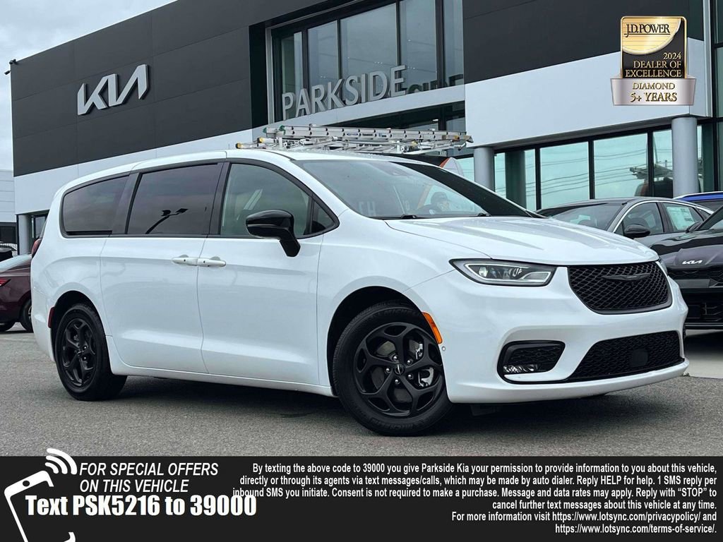Used 2024 Chrysler Pacifica Limited FWD image 1